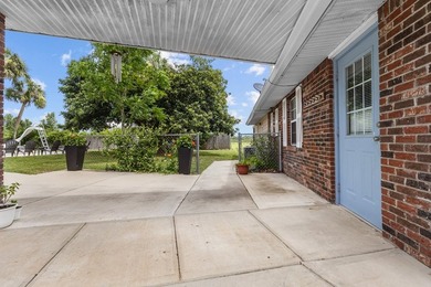 Spacious brick home with separate guest house, pool, and - photo 45