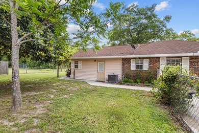 Spacious brick home with separate guest house, pool, and - photo 46
