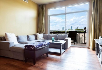 Oversized Renovated 2BR/2BA Condo with 10' Ceilings and