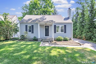 Welcome to this charming Cape in Fairfield's desirable - photo 1