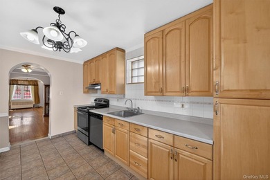 Welcome Home to 642 Edison! A rare opportunity in Throggs Neck - photo 11
