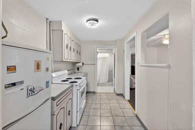 Welcome Home to 642 Edison! A rare opportunity in Throggs Neck - photo 22