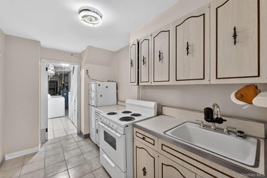 Welcome Home to 642 Edison! A rare opportunity in Throggs Neck - photo 23
