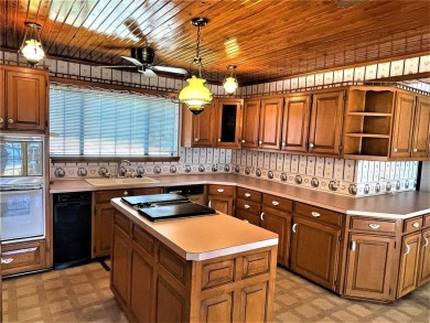 Room for Family & Friends!  Gated Circle driveway for easy - photo 10