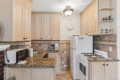 An opportunity to live in Forest Hills Gardens, this bright - photo 2