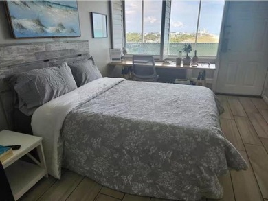 Iconic beachfront studio condo with stunning, unobstructed Gulf - photo 13