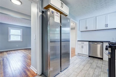 Step in and discover this expansive and beautiful with features - photo 4