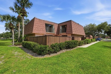 Welcome home to this well-presented 2-bed, 2.5-bath townhome - photo 25