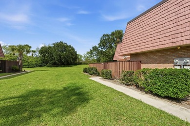 Welcome home to this well-presented 2-bed, 2.5-bath townhome - photo 27