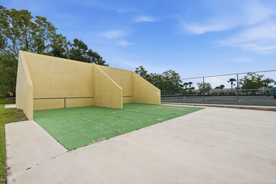 Welcome home to this well-presented 2-bed, 2.5-bath townhome - photo 42