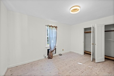 Introducing 6 Grenville Ct- Welcome to this charming 4-bedroom - photo 15