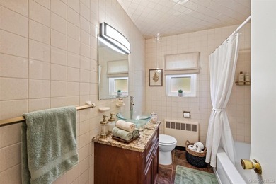 Introducing 6 Grenville Ct- Welcome to this charming 4-bedroom - photo 18