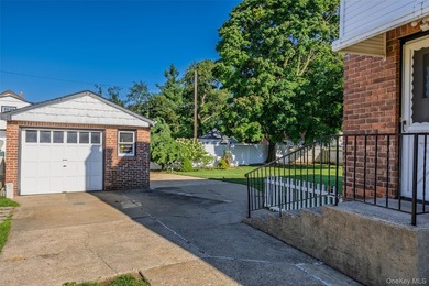 Introducing 6 Grenville Ct- Welcome to this charming 4-bedroom - photo 29