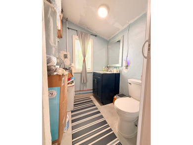 Welcome to this charming three-bedroom, one-bathroom - photo 11