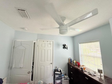 Welcome to this charming three-bedroom, one-bathroom - photo 12