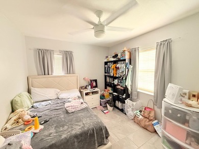 Welcome to this charming three-bedroom, one-bathroom - photo 14