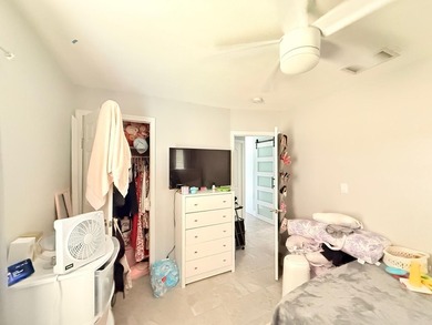 Welcome to this charming three-bedroom, one-bathroom - photo 16