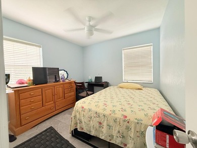 Welcome to this charming three-bedroom, one-bathroom - photo 18