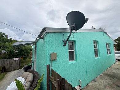 Welcome to this charming three-bedroom, one-bathroom - photo 21