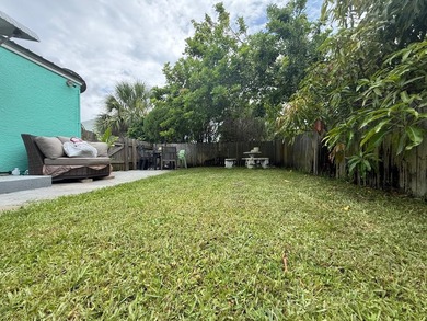 Welcome to this charming three-bedroom, one-bathroom - photo 23