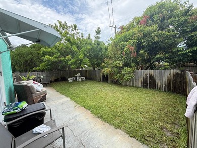 Welcome to this charming three-bedroom, one-bathroom - photo 24