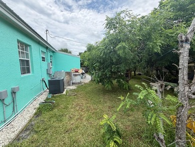 Welcome to this charming three-bedroom, one-bathroom - photo 26