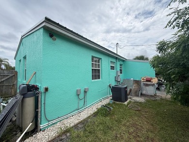 Welcome to this charming three-bedroom, one-bathroom - photo 27