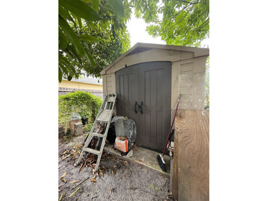 Welcome to this charming three-bedroom, one-bathroom - photo 28