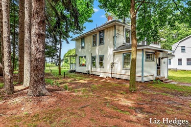 Enchanting seasonal cottage with 188.5 ft. of private White Lake - photo 42