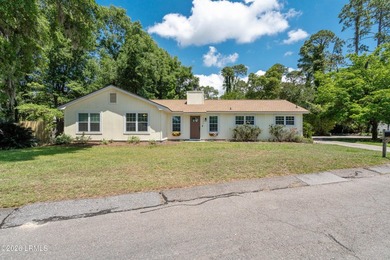 Nestled on a spacious corner lot in a private cul-de-sac, this - photo 3