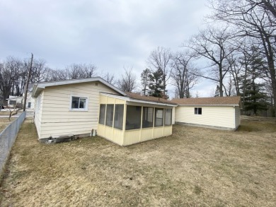 1,348 SF, 2 Bedroom, 1 Bath Home with Long Lake Access - photo 3
