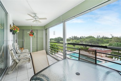 East Boca living just 1 mile from the beach. This bright 1,300