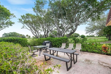 East Boca living just 1 mile from the beach. This bright 1,300