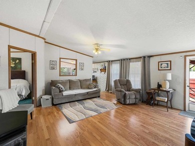 This well-maintained 3 bedroom, 2 bathroom manufactured home - photo 4
