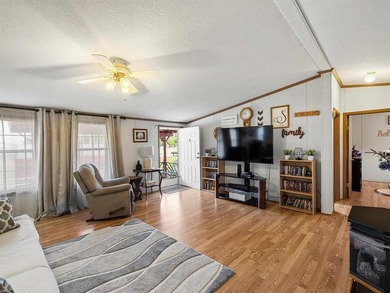 This well-maintained 3 bedroom, 2 bathroom manufactured home - photo 5