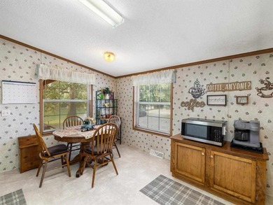 This well-maintained 3 bedroom, 2 bathroom manufactured home - photo 7