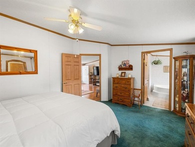 This well-maintained 3 bedroom, 2 bathroom manufactured home - photo 9