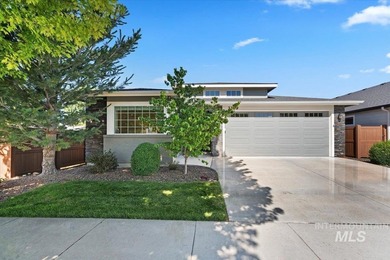 Beautifully designed with timeless Mid-Century Modern style - photo 2