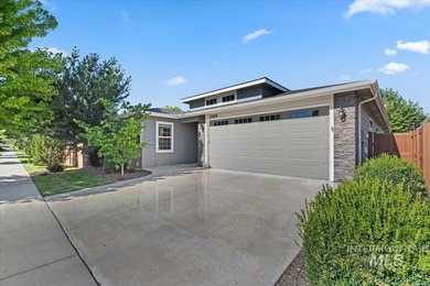Beautifully designed with timeless Mid-Century Modern style - photo 3