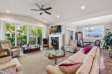 Beautifully designed with timeless Mid-Century Modern style - photo 6