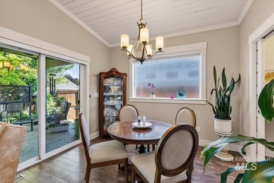 Beautifully designed with timeless Mid-Century Modern style - photo 10