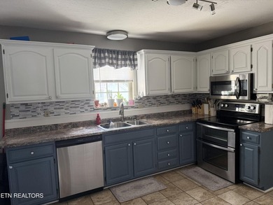 Welcome home to this beautiful traditional two-story residence - photo 15