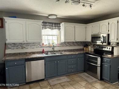 Welcome home to this beautiful traditional two-story residence - photo 16