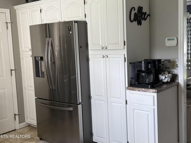 Welcome home to this beautiful traditional two-story residence - photo 17