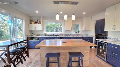 Beautifully renovated home: the prefect blend of coastal living - photo 3