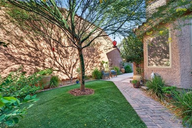 Highly updated home on the golf course with pool/spa overlooking - photo 3
