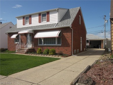 Here is a custom built 1965 1 owner brick bungalow awaiting its - photo 1