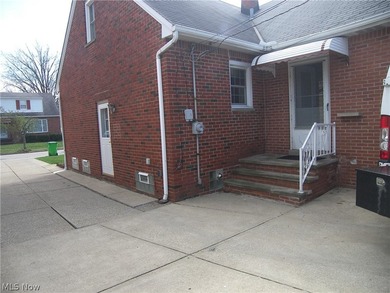 Here is a custom built 1965 1 owner brick bungalow awaiting its - photo 3