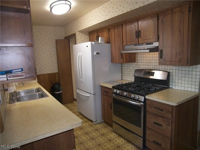 Here is a custom built 1965 1 owner brick bungalow awaiting its - photo 10