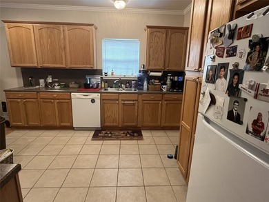 Lovely patio home in Melrose Estate. There are two bedrooms and - photo 4